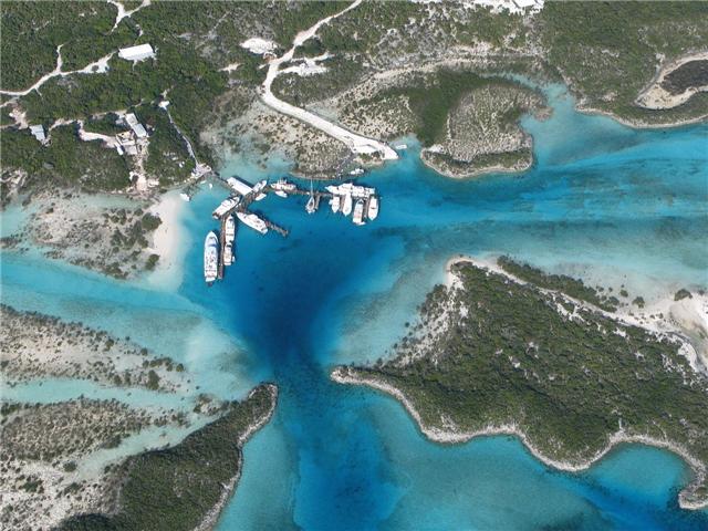 Rent your luxury private yacht to Bahamas and the Caribbean.